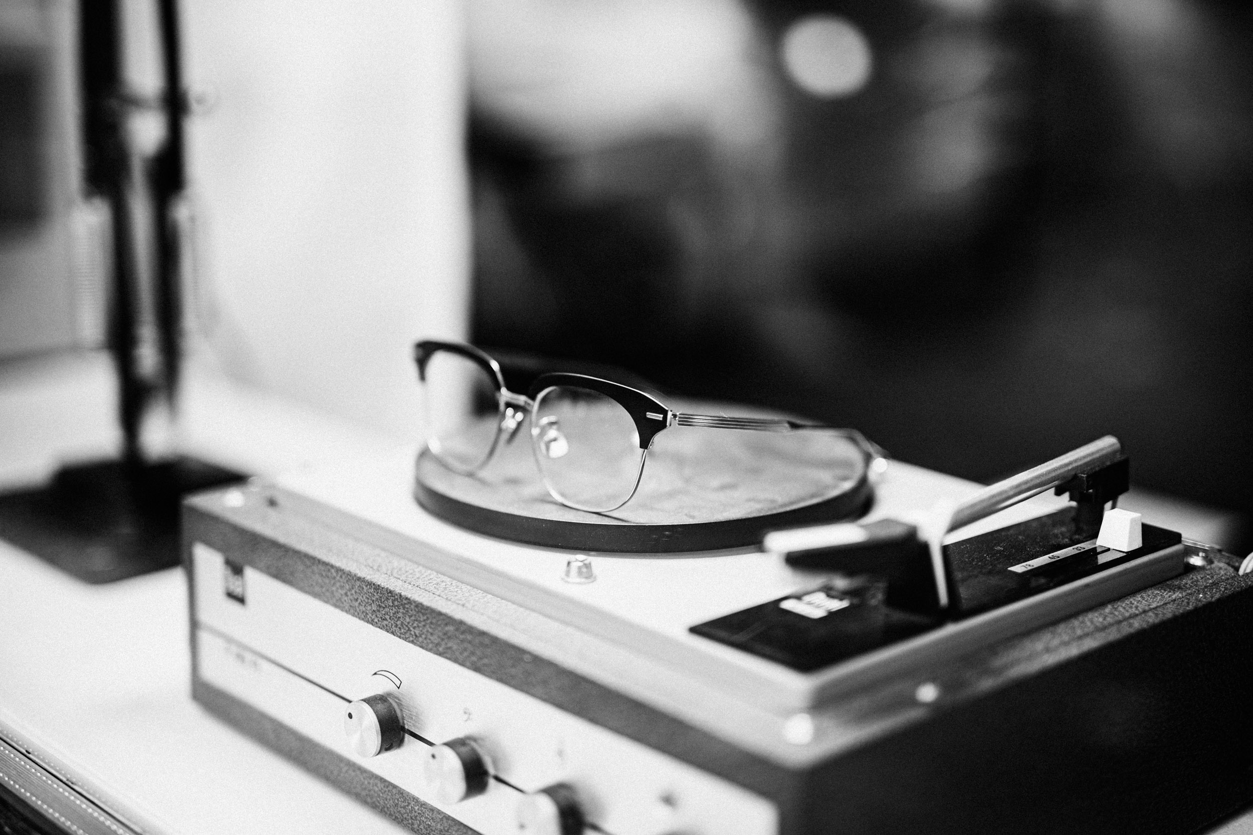 Brille auf einem alten Dual-Plattenspieler im Schaufenster